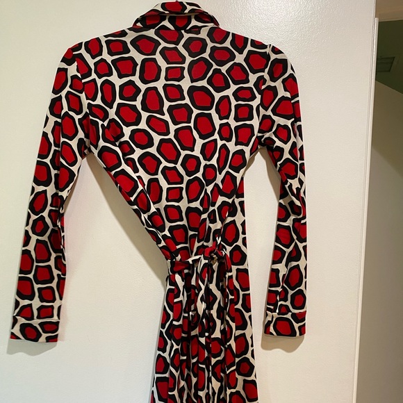 Diane Von Furstenberg Jeanne Two wrap dress in red leopard print. Size 2. - Picture 3 of 4